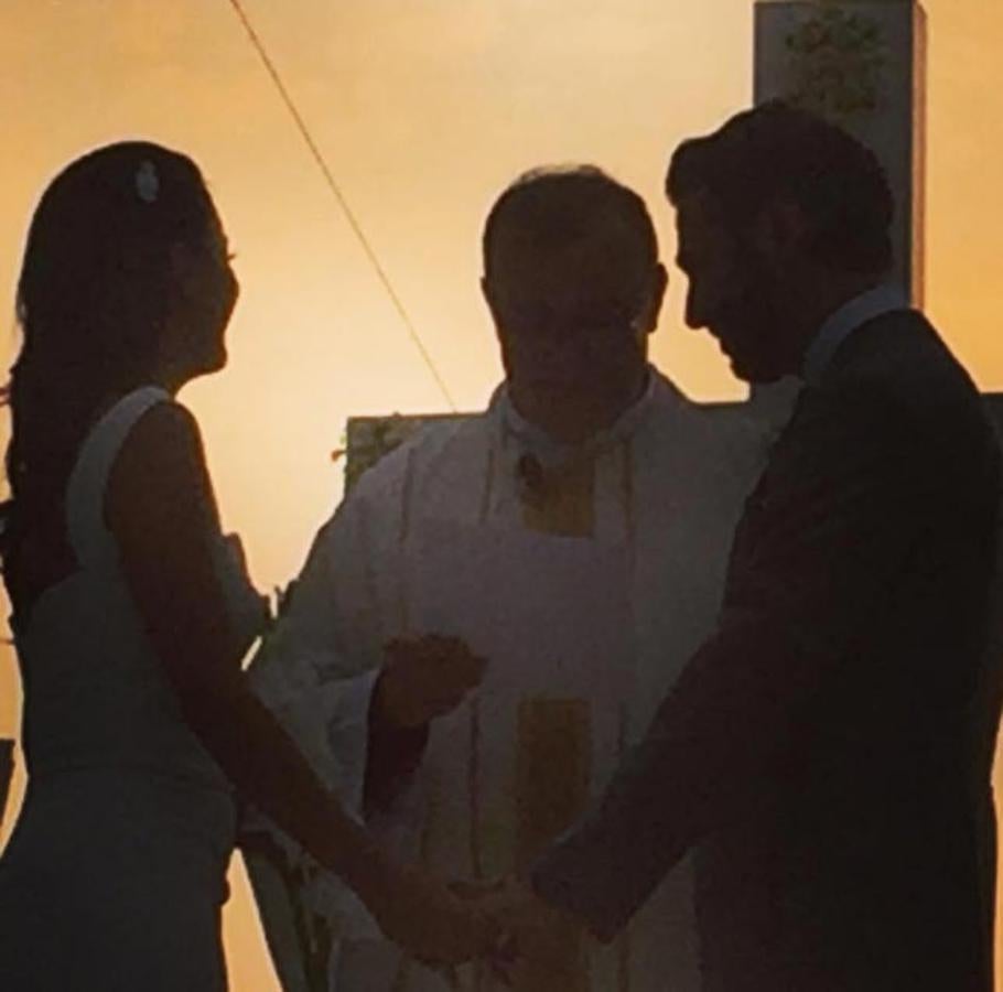 Eva Longoria y Pepe BAstón cogidos de la mano durante la ceremonia de su enlace.