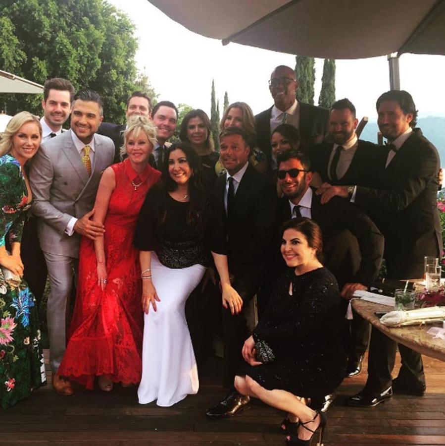 Melanie Griffith, de rojo, destaca en esta instantánea de grupo en la boda celebrada en México.