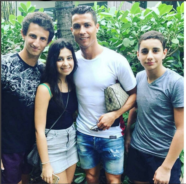 Comienza a ser algo habitual ver a Cristiano Ronaldo con bolso de mano en las fotografías con sus fans. En esta ocasión luce uno clásico de estampado geométrico y con la base más ancha.