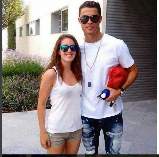 Esta reiterada costumbre recuerda a la que usaba Isabel Pantoja llevando siempre en sus manos el móvil y el paquete de tabaco. Cristiano también acompaña sus bolsitos con teléfono, llaves e incluso botella de agua.