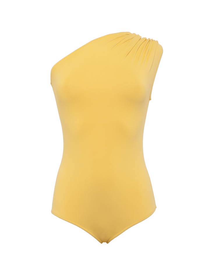 Para las que buscan una pieza diferente, este bañador en color amarillo de escote asimétrico (CPV).