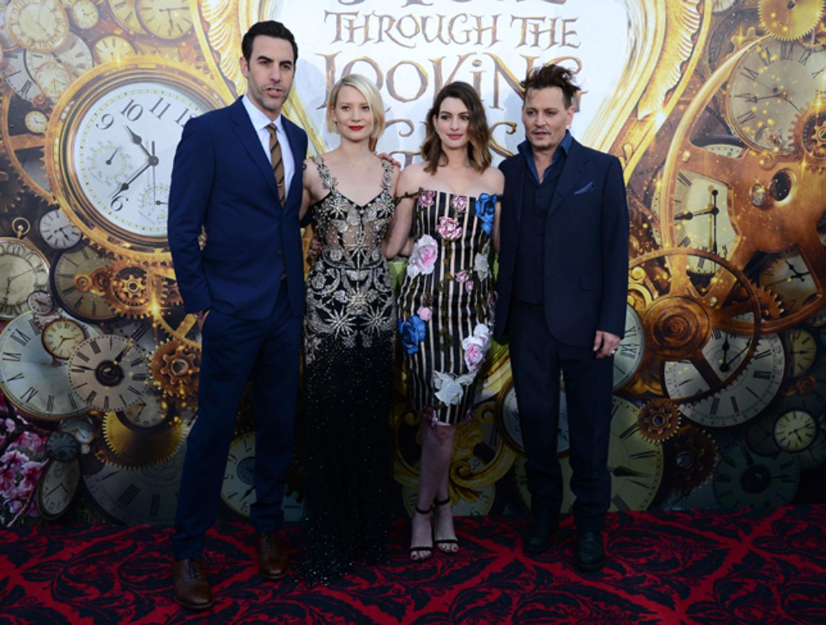 Sacha Baron Cohen, Mia Wasikovska, Anne Hathaway y Johnny Depp.