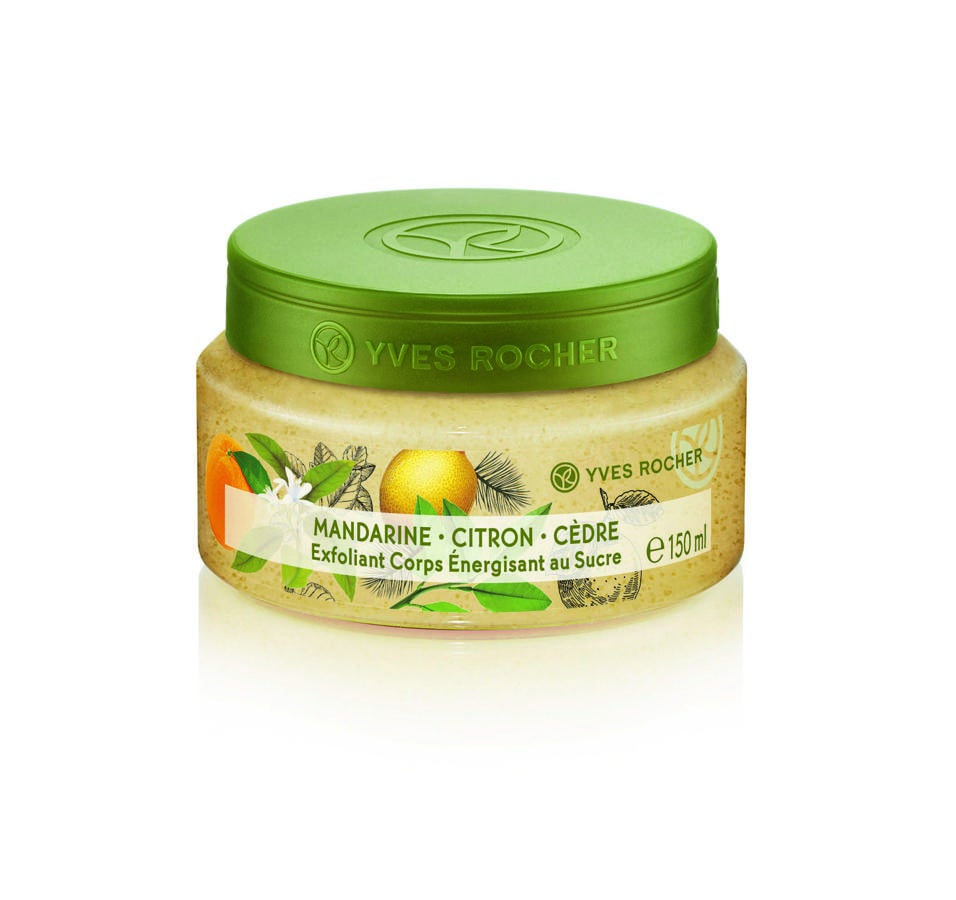 Un cóctel botánico estimulante de aceites esenciales de mandarina, limón y cedro. Su textura ultra sensorial con azúcar elimina fácilmente las células muertas y las impurezas de la piel con suavidad. Al contacto con la piel, se transforma en un aceite sedoso y deja la piel con una película protectora nutritiva. (7,95€).