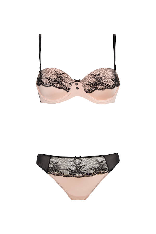 En nude y negro, uno de los conjuntos de la firma Gisela.