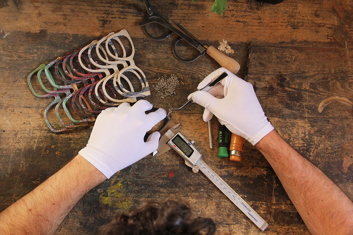 Proceso de creación de las monturas de Favaritx realizadas con un innovador tejido que está revolucionando el mercado de las gafas de sol
