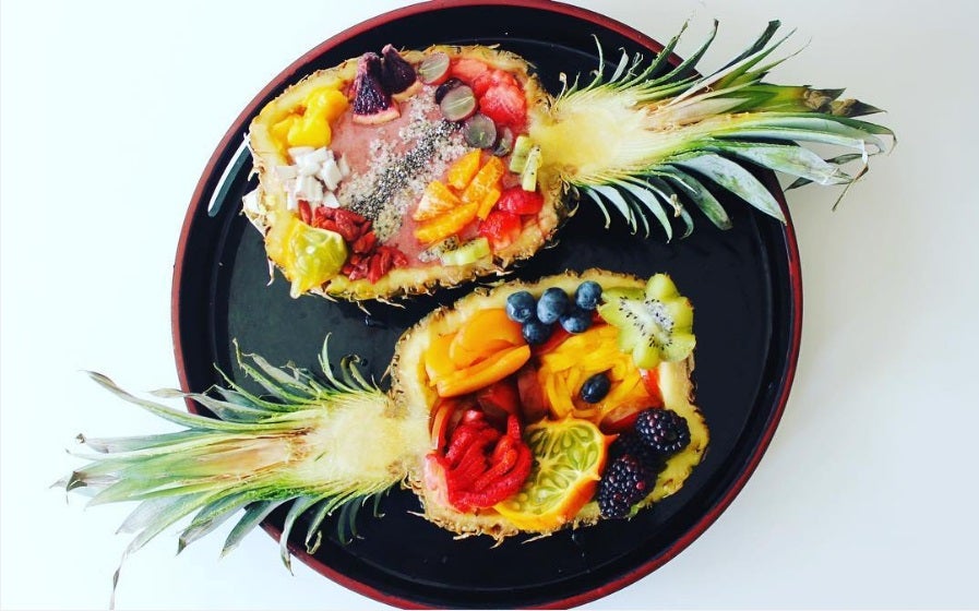 La piña es una de las frutas más comunes para utilizar su cáscara como bowl. Tambiñen puedes cortarla en horizontal y hacer un cóctel en su interior con la parte de arriba como tapa de tu vaso más exótico.