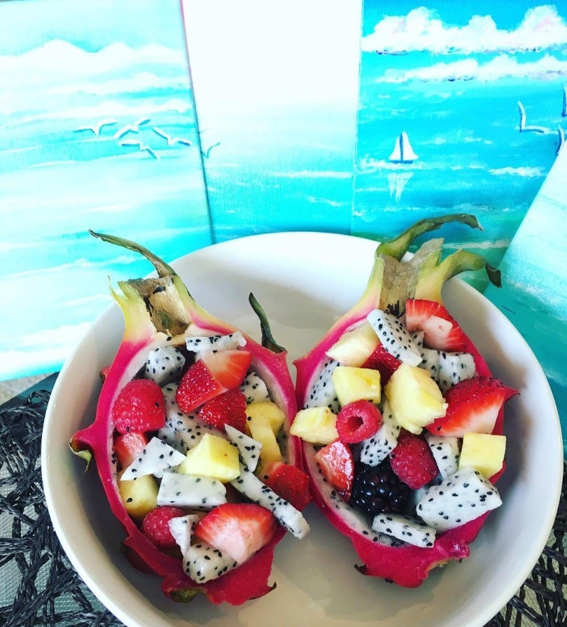 Rellena la cáscara con otras frutas tropicales de diferentes colores y obtendrás una foto veraniega perfecta para tus redes.