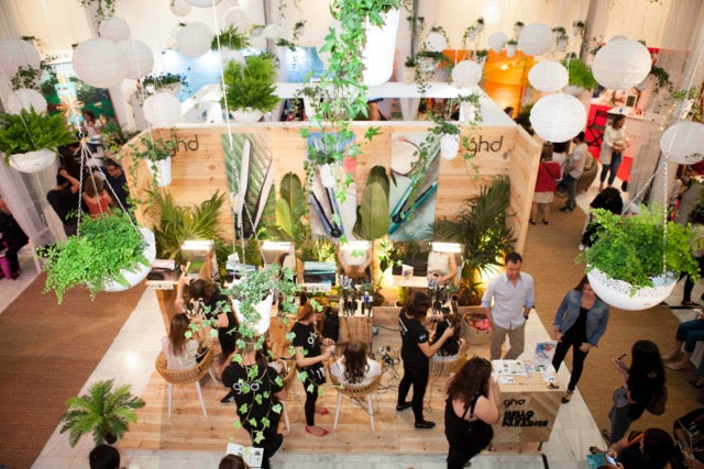 Los estilistas de ghd peinaron a las asistentes que se acercaron a conocer la edición limitada de stylers Azores.