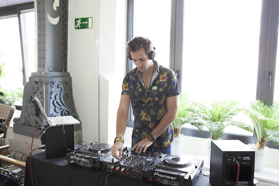 El DJ de moda Mickey Pavón pinchó éxitos comerciales y música muy apropiada para el Summer Beauty Day con la que todas las asistentes pudieron bailar.