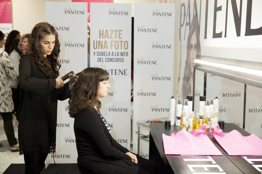 En el stand de Pantene además de regalar muestras de su producto estrella para el verano, las Ampollas Rescate 1 Minuto, peinaron a las asistentes que así lo desearon.