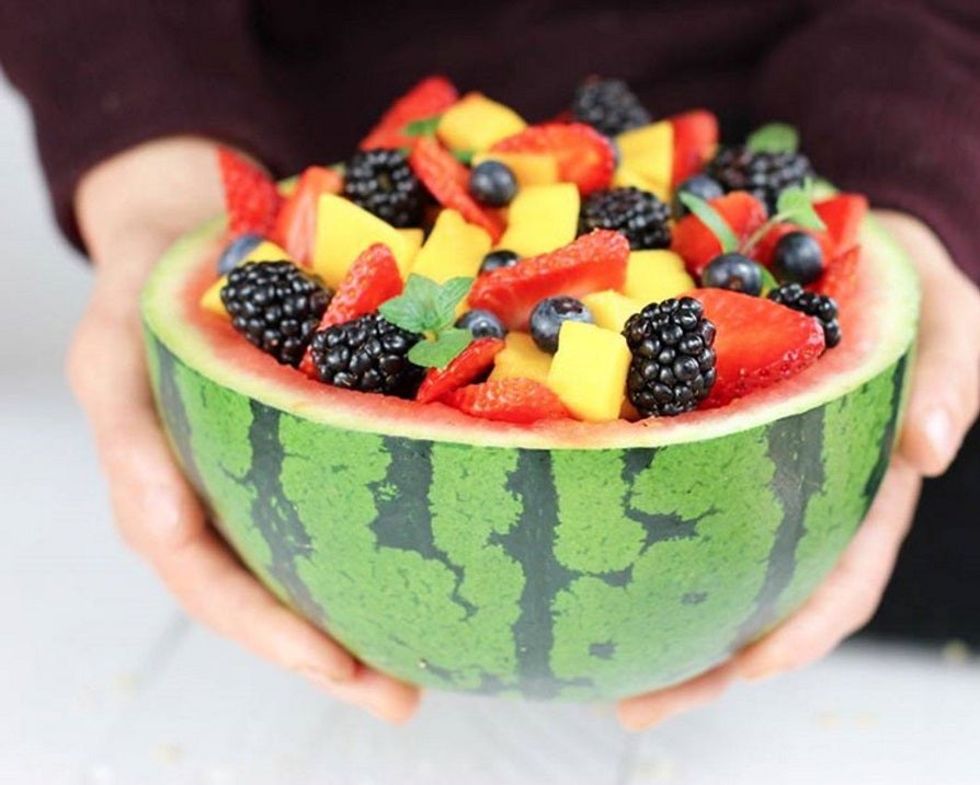 Las sandías son las frutas que más hemos visto utilizar a modo de bowl, puedes hacer macedonias o incluso sangrías en llas.