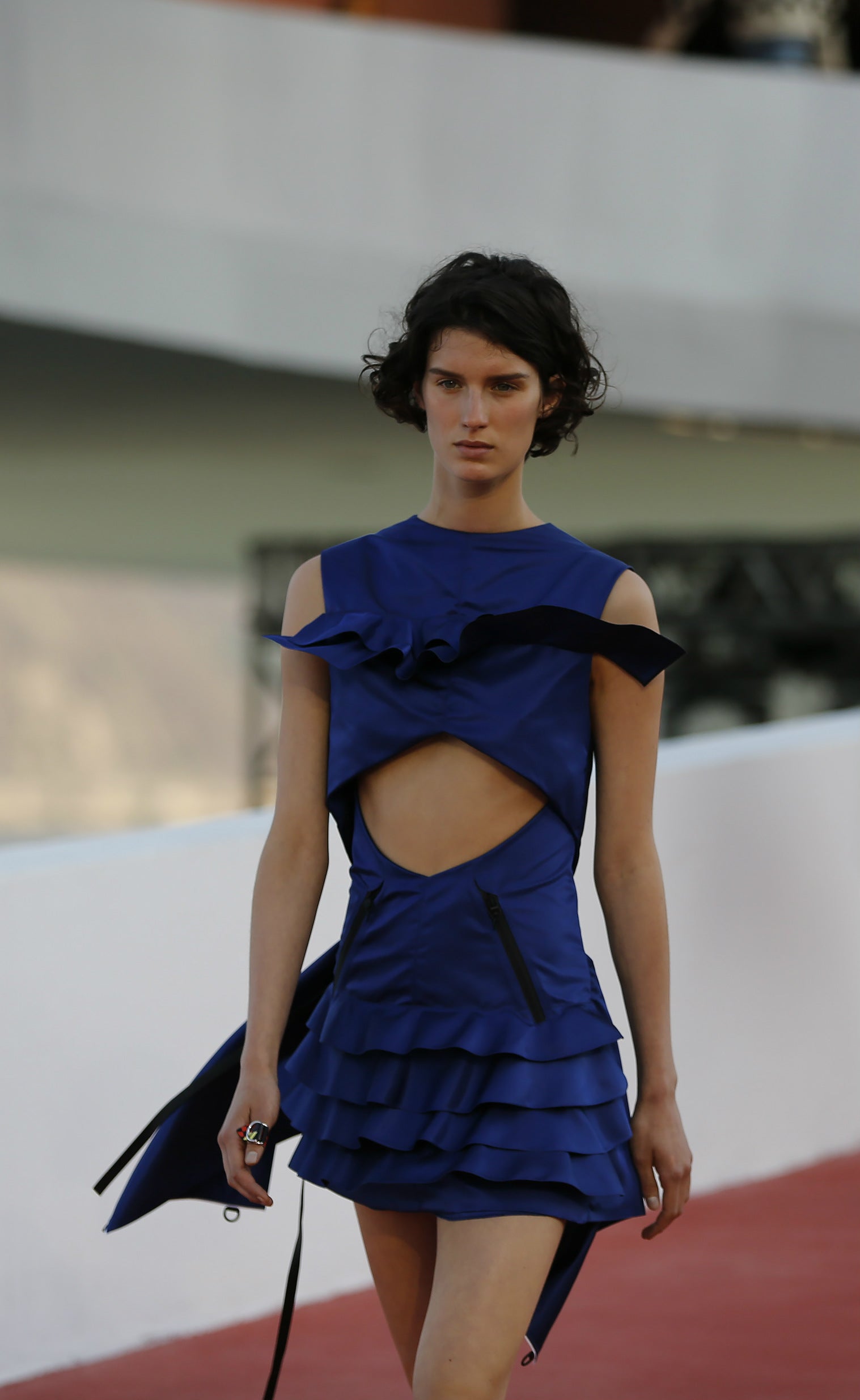 Los cortes estratégicos en sus looks han sido los protagonistas de la colección.