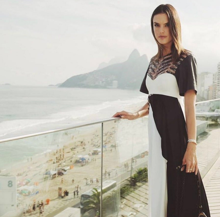 La modelo Alessandra Ambrosio no se perdía el desfile estando entre los invitados del front row.