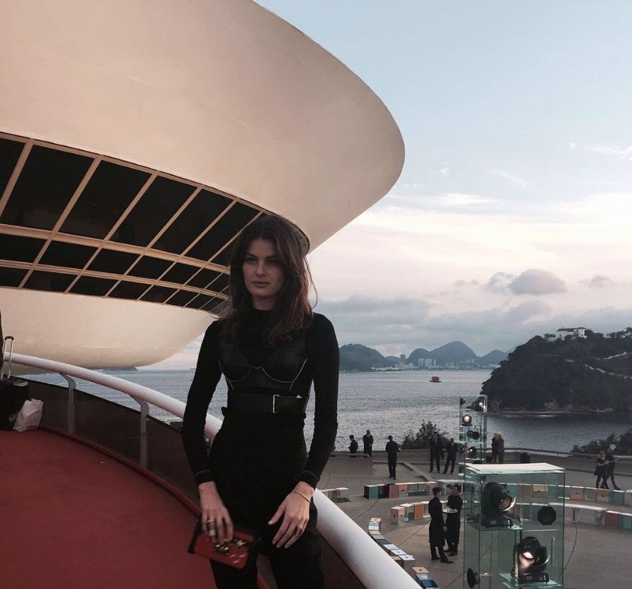 La supermodelo brasileña Isabeli Fontana no se perdió el desfile de Louis Vuitton.