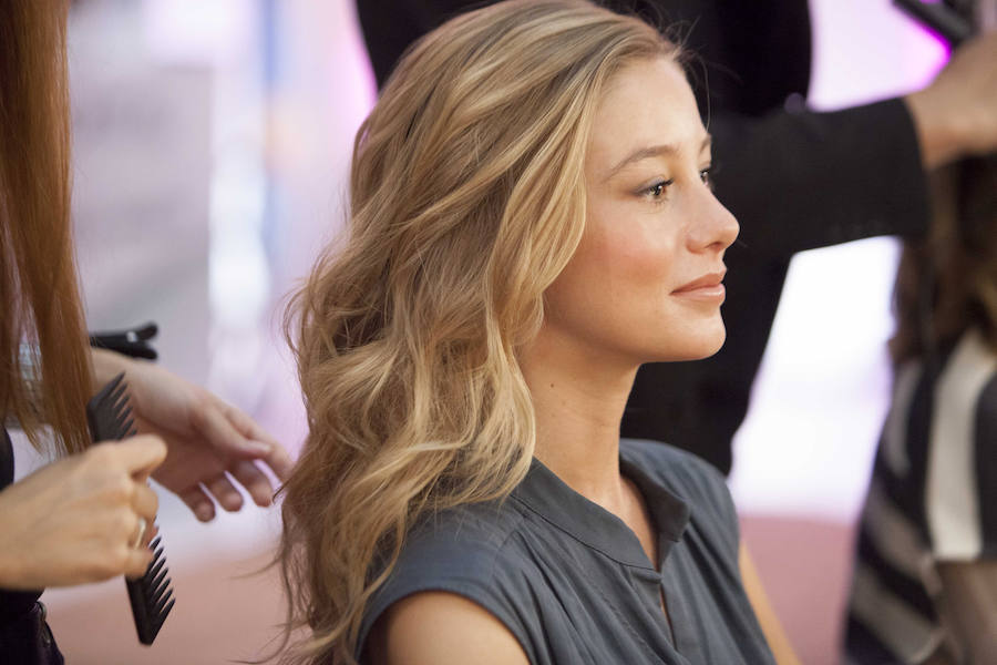 La joven actriz que interpreta a Lucía Márquez en la serie 'Velvet' pasó por el stand de ghd en el Summer Beauty Day de Mujerhoy, donde retocaron su peinado.