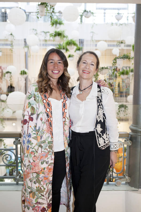 Cantal Ceña, redactora de Moda y Belleza de Mujerhoy, y Marta Ceballos, ejecutiva de cuentas de CM Vocento en el Breakfast que celebró Mujerhoy antes de abrir las puertas de la tercera edición del Summer Beauty Day.