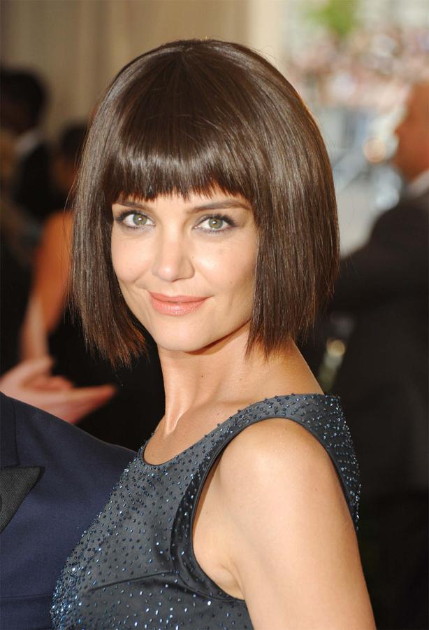 En la gala MET 2015, que homenajeaba a la cultura chica, Katie Holmes lucía un bob recto con flequillo que finalmente resultó ser una peluca.