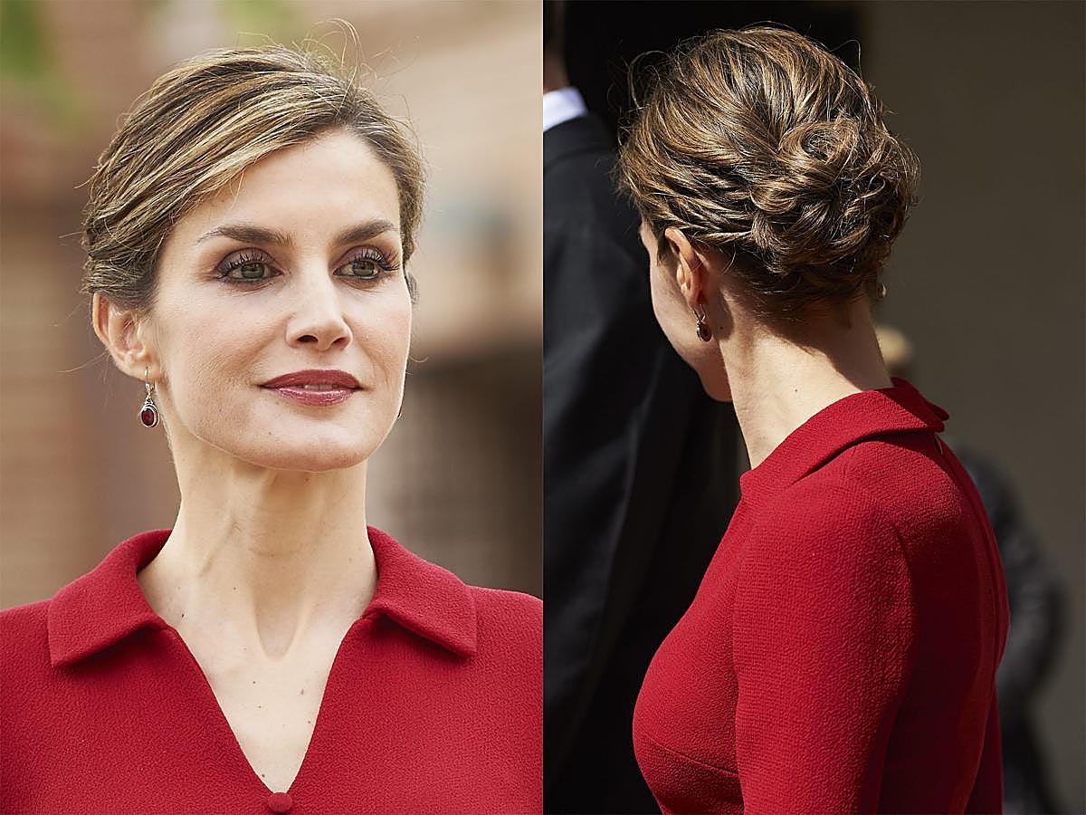 Pocas semanas después de sorprendernos con su corte de pelo más chic, el bob, la Reina Letizia acudía a la entrega del Premio Cervantes 2015 con un bonito moño que solo podía ser un postizo.