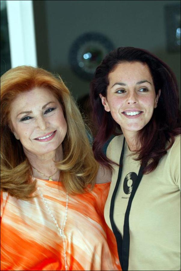 En el jardín de su casa, junto a su marido y su hija Rocío Carrasco, hizo público, con gran entereza,que padecía un cáncer de páncreas.