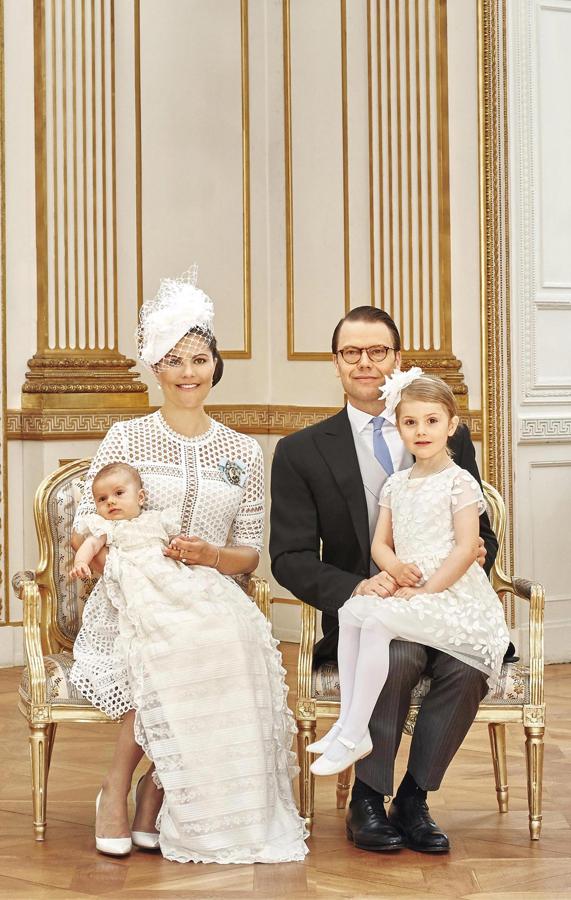 La princesa Victoria con el pequeño Oscar en brazos y Daniel Westling con su promogénita, Stelle.