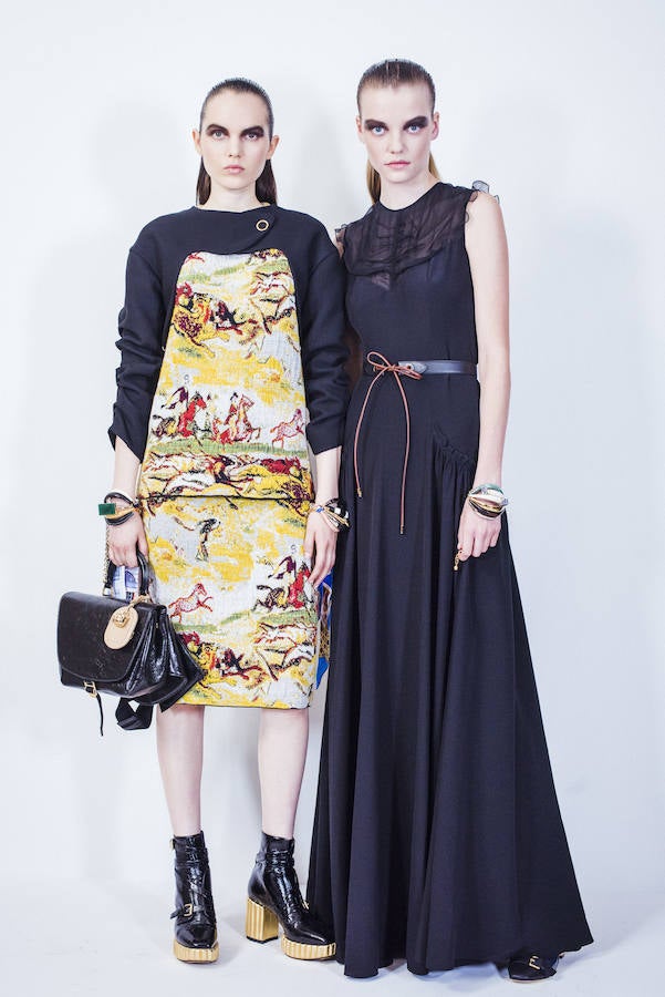 Pictóricos jacquards en vestidos aparecen demostrando la excentricidad fundamentalmente inglesa en la vestimenta en la que se han inspirado