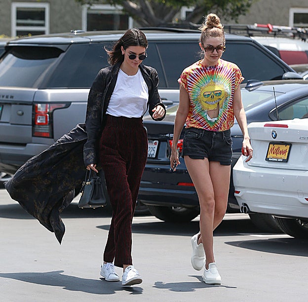 Kendall Jenner y Gigi Hadid: dos looks contrarios.