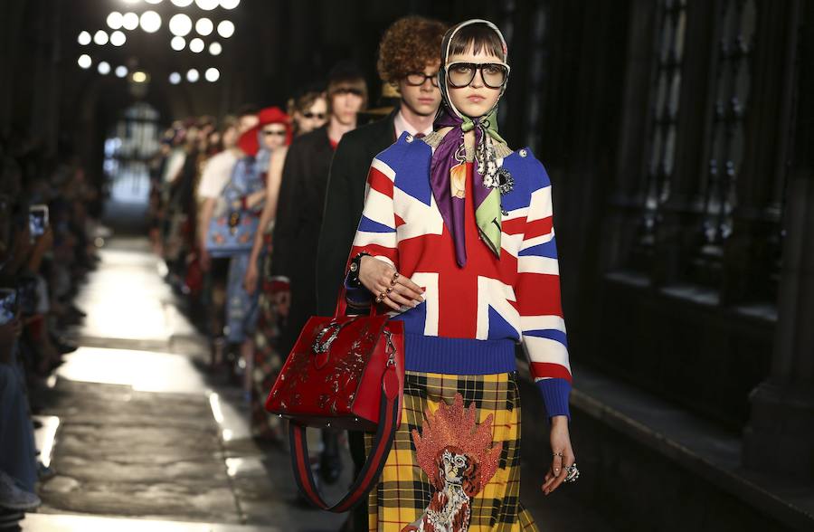 Así finalizaba el desfile de la colección crucero de Gucci que tuvo lugar en Londres