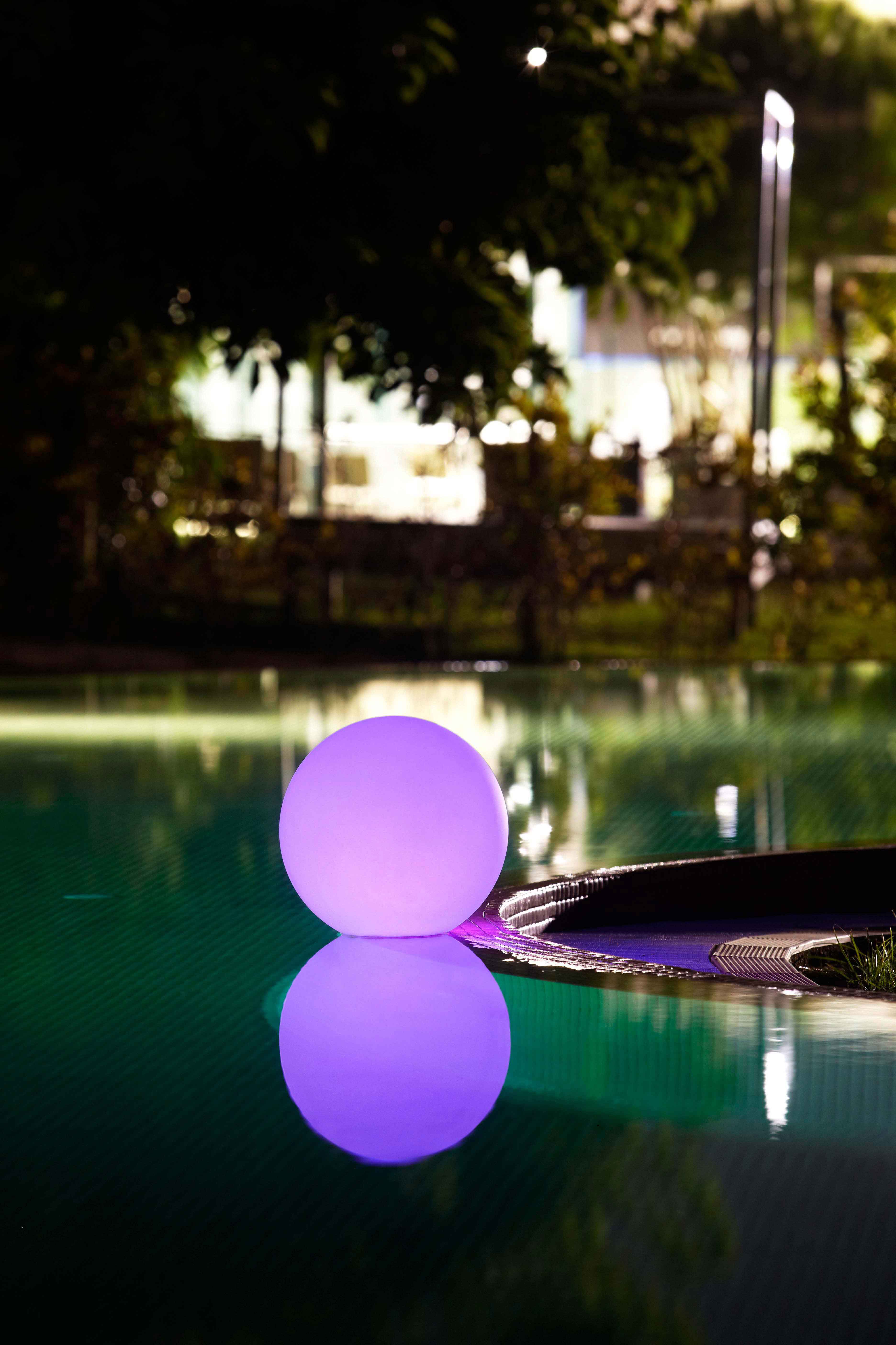 La iluminación juega un papel fundamental en la decoración exterior, y si es indirecta mejor que mejor. Nosotras nos quedamos con las propuestas de Starlight Lamps.