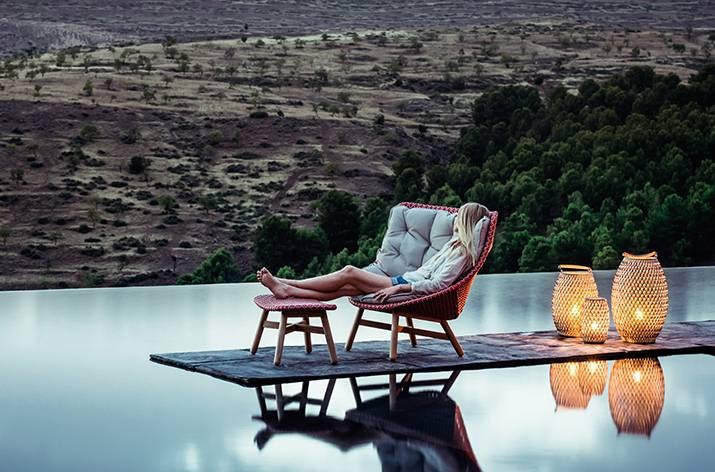 ¿Quién no ha soñado alguna vez con un jardín así? Pero tranquila, que no hace falta que tu terraza o jardín sea tan inmenso, basta con que entre este conjunto de madera de Dedon.