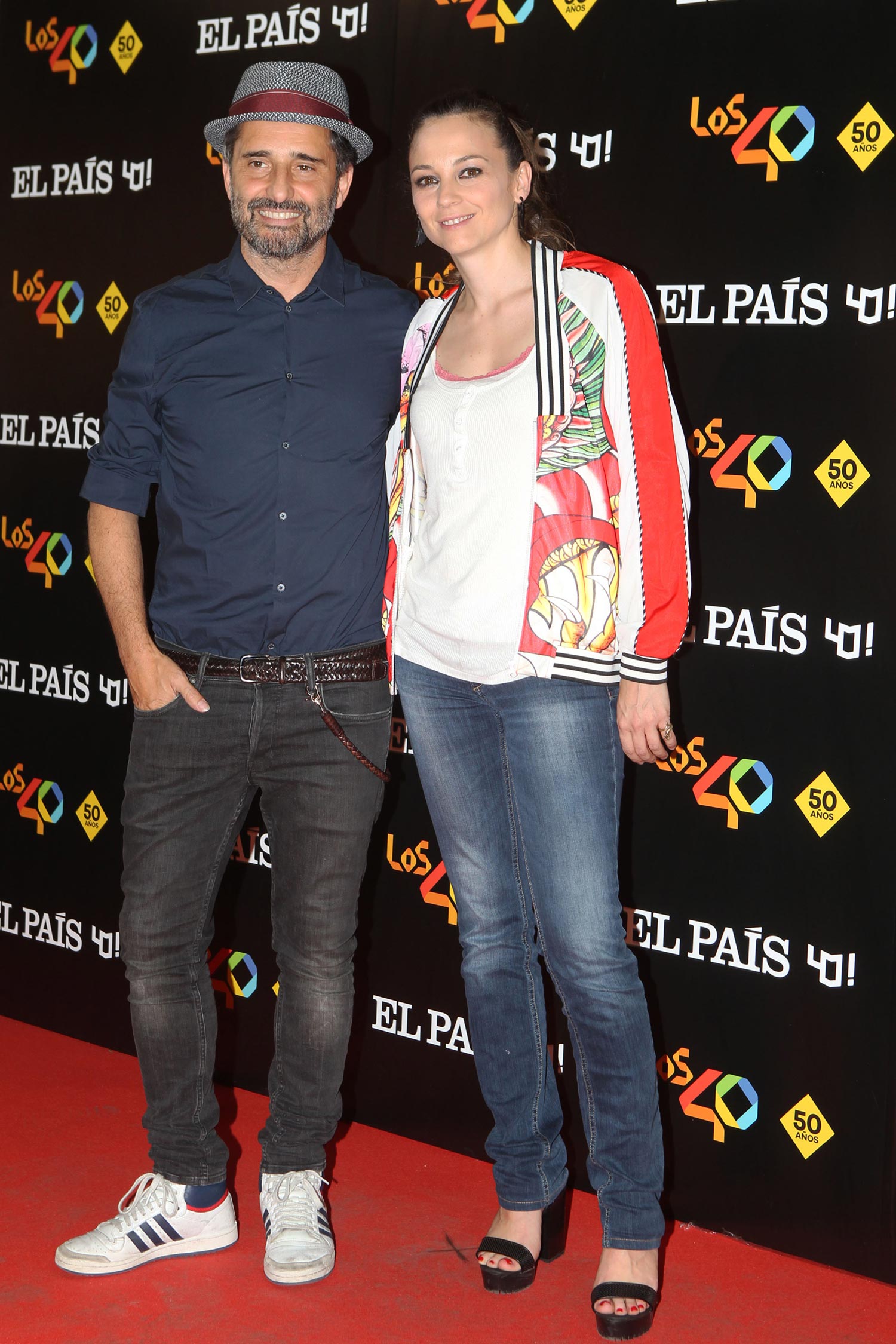 Jorge Drexler y Leonor Watling posan antes de que dé comienzo el concierto celebrado en el estadio Vicente Calderón.