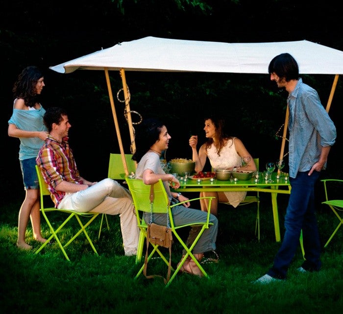 Las mejores veladas suceden alrededor de una mesa. Y el modelo Tablabi de Batavia, con toldo incorporado, es imprescindible en tu jardín.