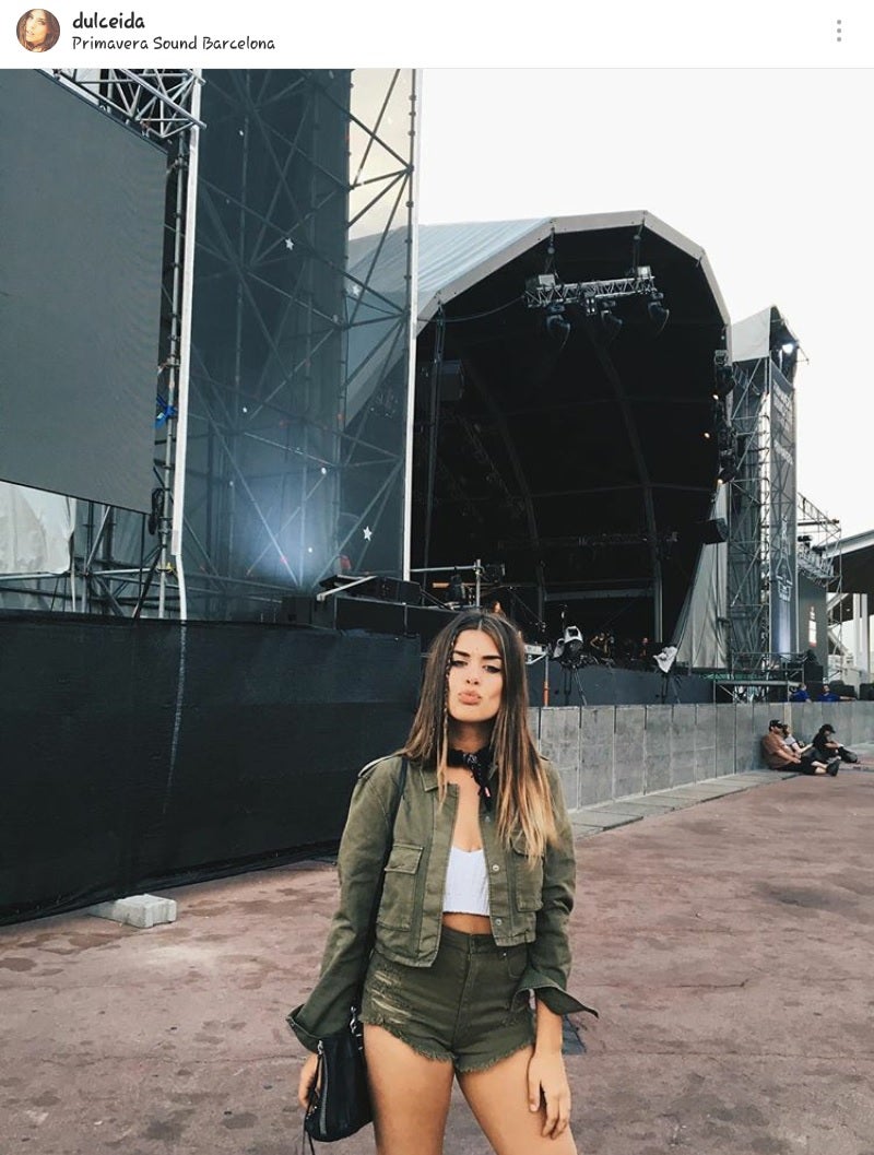 Dulceida sigue en primavera Sound con un look de H&M y peinado de trenzas.