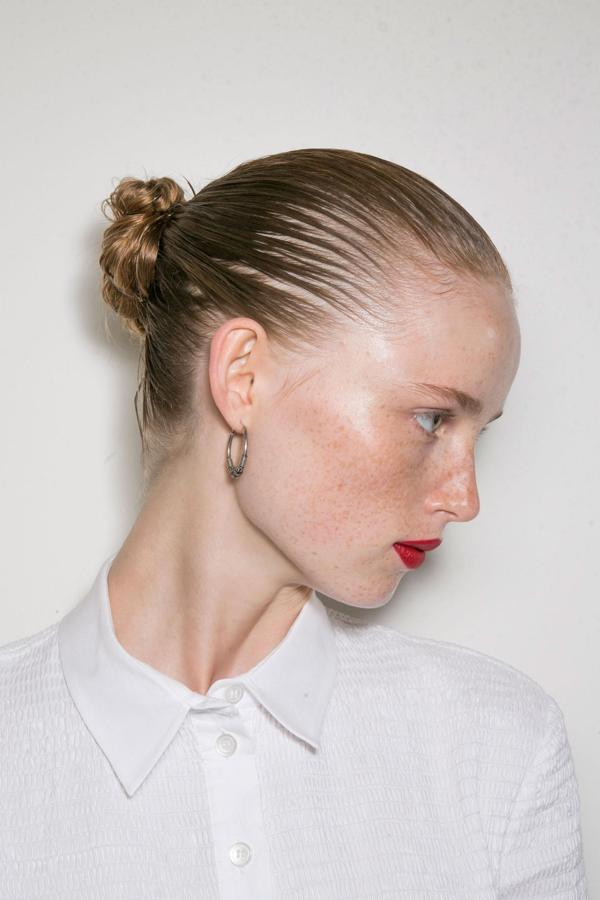 Look: Moño tipo "bailarina" con pelo mojado muy tirante. Rostro desnudo con labios en rojo carmesí. Plus: El perfilado de los labios tiene que ser perfecto, con líneas precisas.