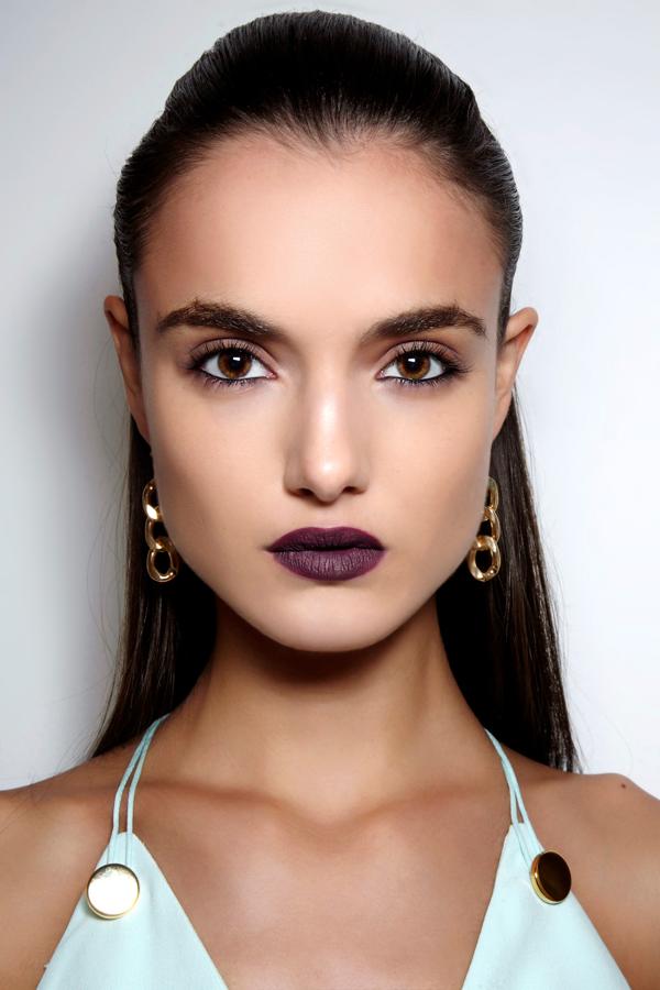 Look: Muy "vamp" con profuso maquillaje en ojos y los labios en berenjena refulgente y mate. Plus: Eyeliner en intenso negro para párpados superiores e inferiores. Cejas maquilladas para ganar espesura y grosor.