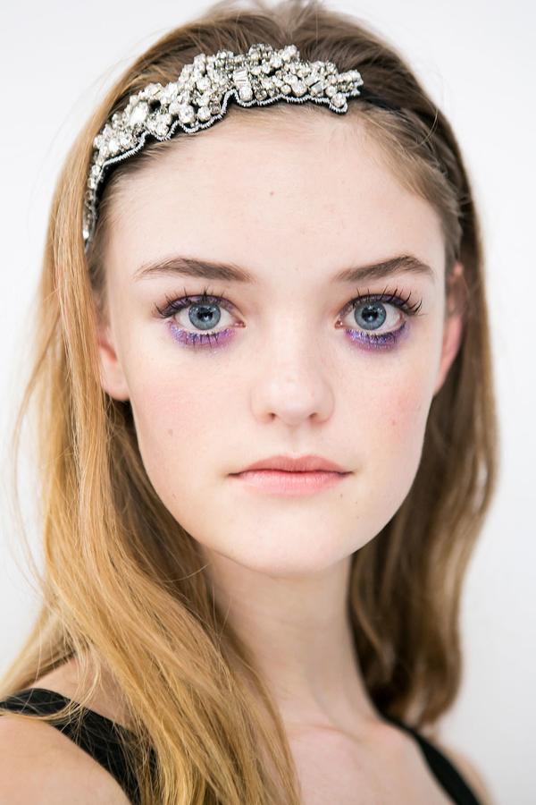 Look: La clave está en el color malva del ahumado brillante del maquillaje de ojos. Plus: La diadema estilo vintage que sujeta la melena es todo lo que necesita la melena.