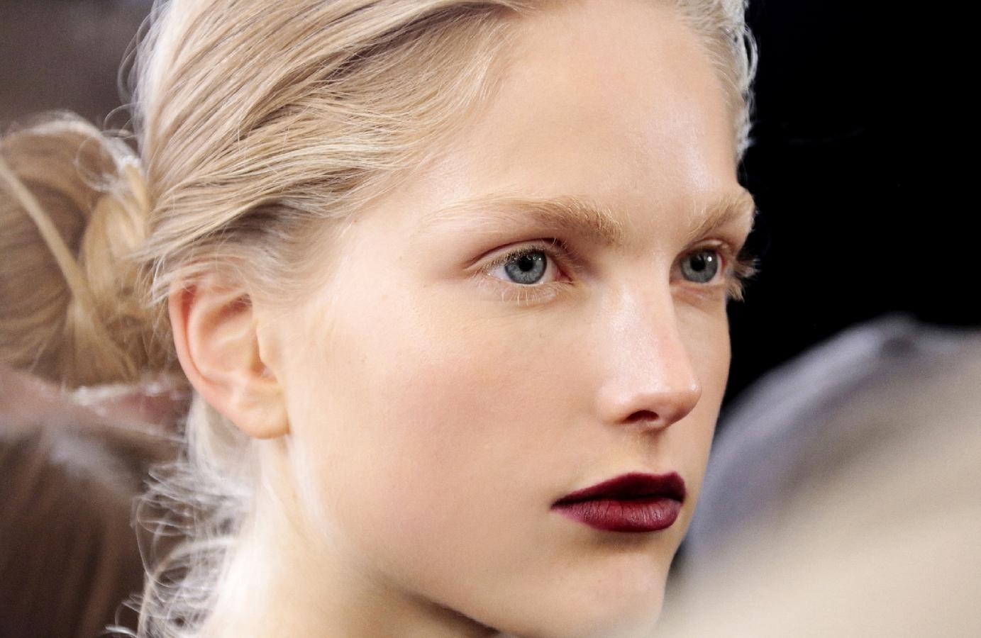 Look: Cara nívea bien trabajada para ocultar imperfecciones y quedar iluminada, pero sin dejar huella de maquillaje. Solo la boca destaca. Plus: El rouge de labios en rojo sangre es el foco de atención