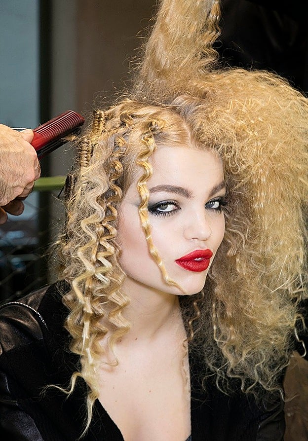 El pelo "crepê" pone en órbita melenas descomunales como las que presentó Jean Paul Gaultier.