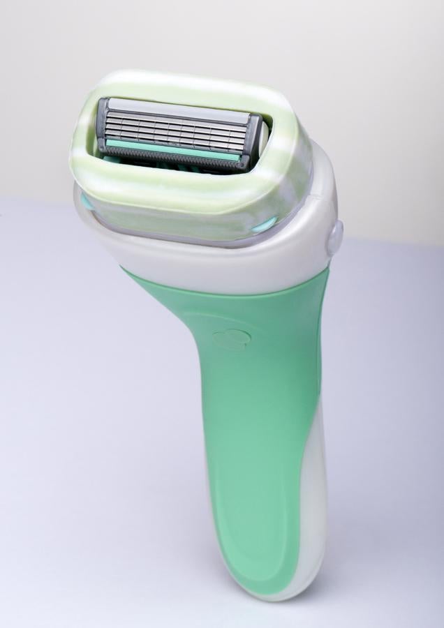 Una maquinilla tres en uno: enjabona, depila e hidrata en un solo paso sin necesidad de aplicar crema o gel previo. Hidrata la piel mientras te depilas, ofreciendo una depilación más segura y apurada. Es perfecta para las pieles sensibles, ya que es hipoalergénica y está libre de fragancias. Sus ingredientes naturales evitan las rojeces y erupciones después de la depilación.