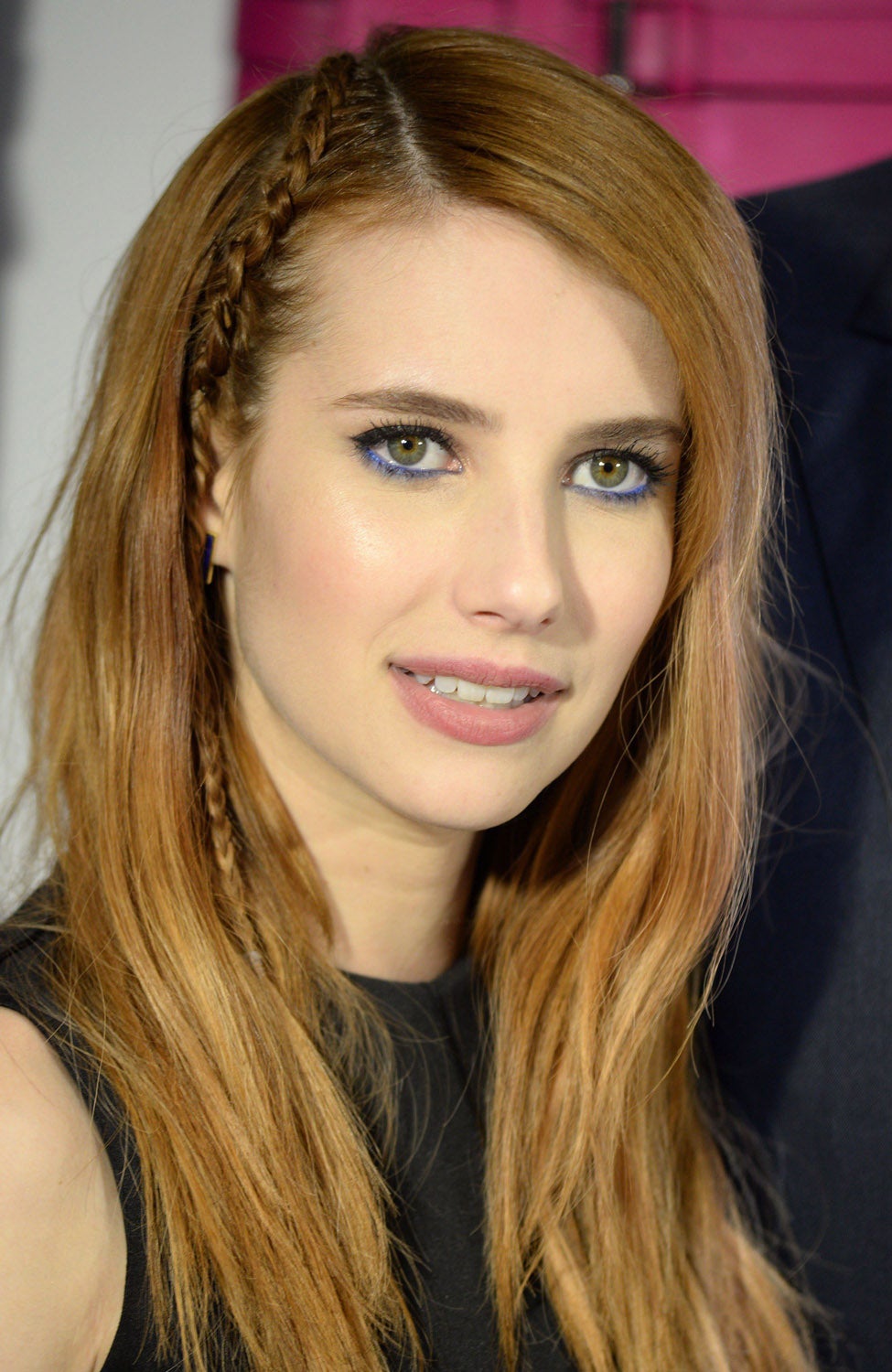 Otro pelirrojo perfecto para las mujeres de piel y ojos claros como Emma Roberts, con las raíces más oscuras y reflejos naranjas de medios a puntas.