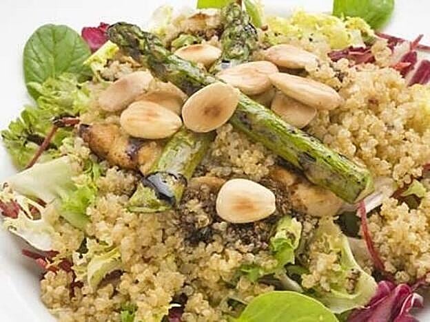 Ensalada de quinoa, con espárragos y pollo.