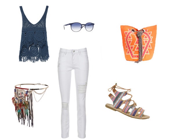 Pantalón blanco de efecto desgastado, de Just Fab (Precio: 39,95 euros); top de crochet, de Yerse (CPV); cinturón de flecos, de Mibúh (CPV); bolso modelo costa mandarin de Rock in Maco (CPV), gafas de sol, de Italia Independent (CPV); y sandalias de Coolway (CPV).
