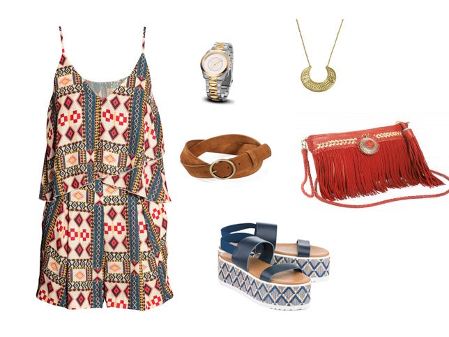 Mono corto estampado de H&M (Precio: 24,99 euros) con bolso de World Family Ibiza (Precio: 140 euros), sandalias de Neon Boots (CPV), cinturón de New Yorker (Precio: 5,95 euros), collar Maxi Moon de Perdonna Jewells (Precio: 32 euros) y reloj de Duward (CPV).
