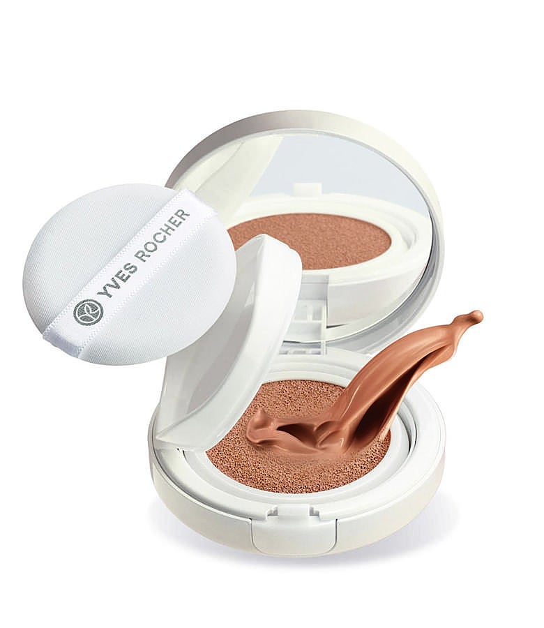 Combina la practicidad de una base compacta con la ligereza y la luminosidad de una base fluida. Inmediatamente el tono se ilumina, los rasgos se alisan. Su textura fresca y ligera da un rayo de luminosidad al tono en cuestión de segundos y ofrece una cobertura moldeable que permite obtener el efecto deseado. (17,95€).
