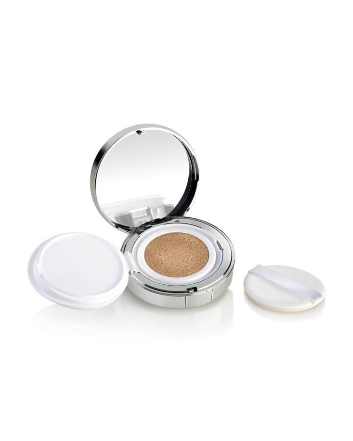 Base de maquillaje perfeccionadora del color con SPF 25. Su textura ligera, fluida y de rápida absorción, se funde con la piel, disimulando discromías e imperfecciones. Gracias a su esponja impregnada, el formato Cushion System garantiza una dosificación adecuada y una óptima aplicación del producto. (15,90€).