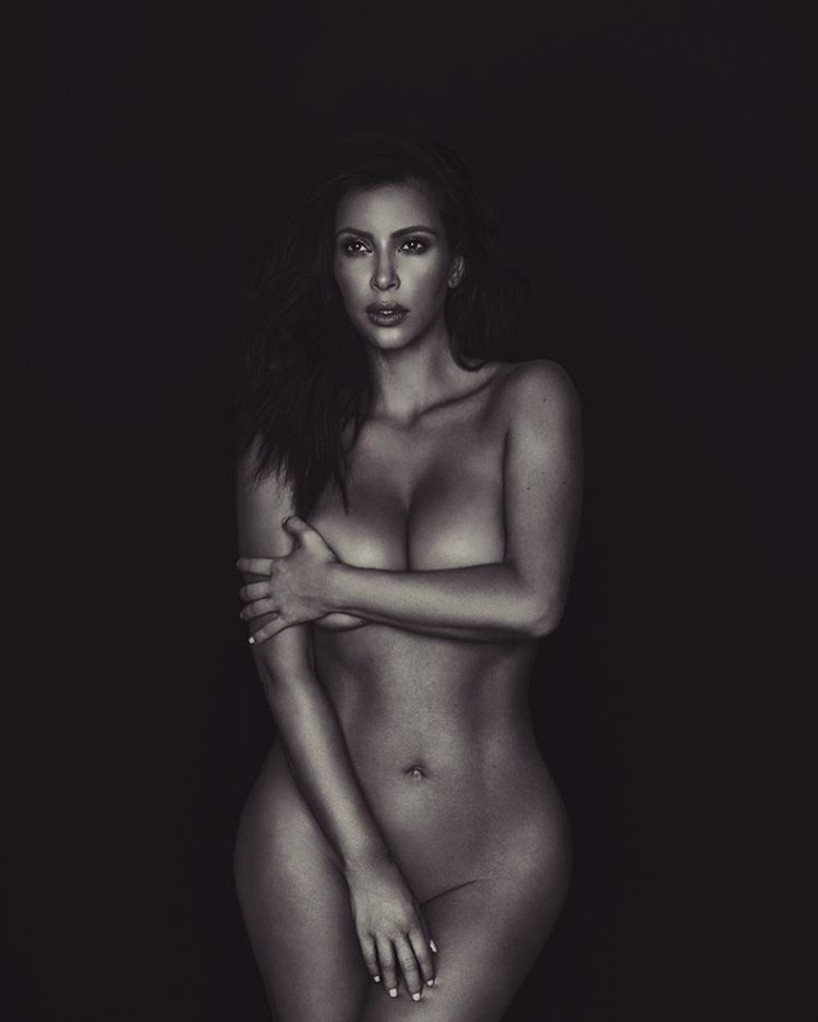 Cualquier momento es bueno para que Kim Kardashian luzca curvas en sus redes sociales. Aquí la podemos ver totalmente desnuda en blanco y negro. Ella dirá que es arte.