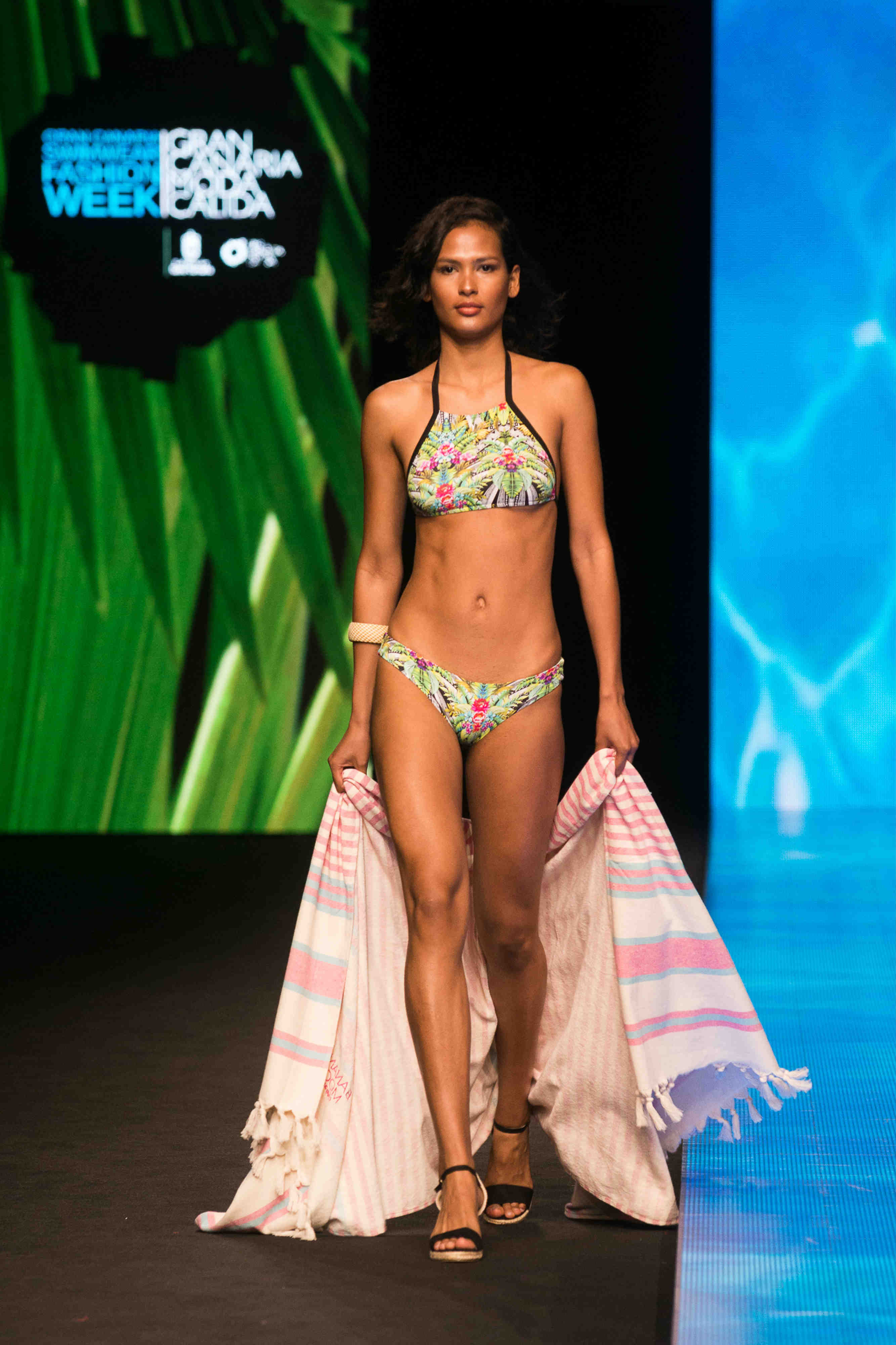 Modelo con bikini de Banana Moon para Moda Cálida de Gran Canaria 2016