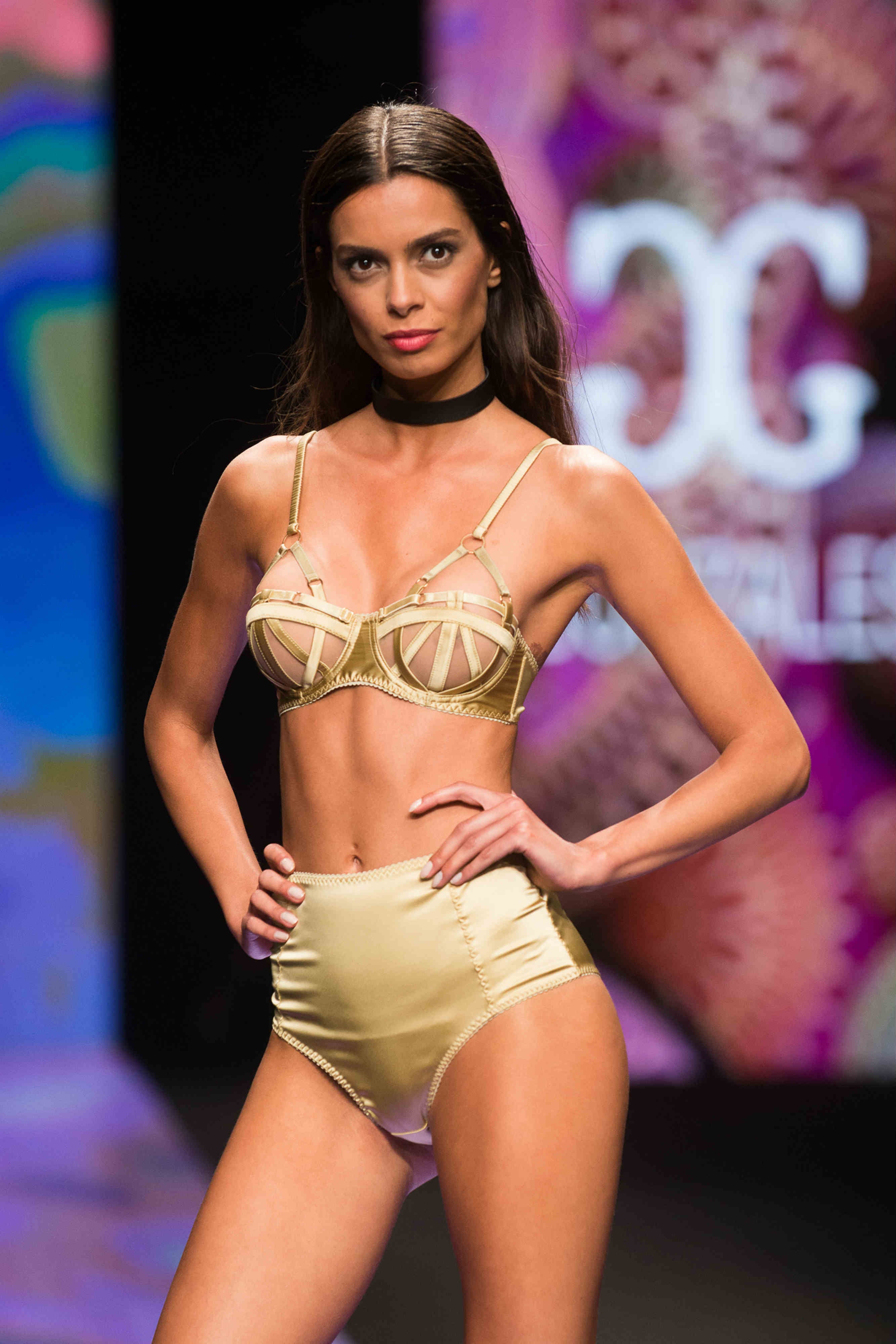 Joana Sanz desfilando para Gonzales en Moda Cálida de Gran Canaria 2016