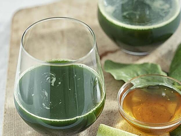 Zumo super verde con pepino y espinacas.