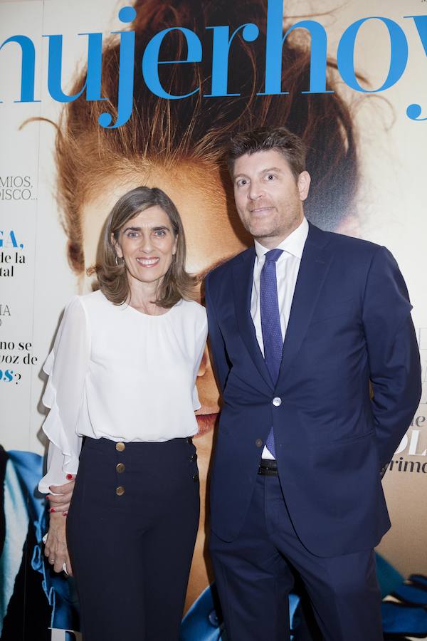 Mark Tejedor, presidente de Bridgestone, patrocinador de los Premios Motor posa con Paloma Olarieta Soto, gerente de cuentas en Llorente & Cuenca.