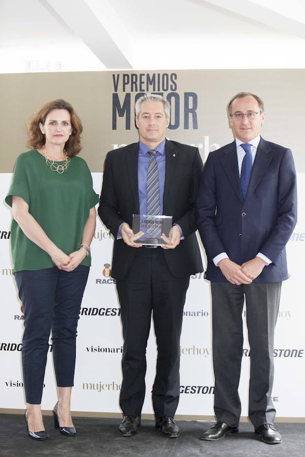 Iván Segal, director general de Renault Iberia, ha recibido el premio al mejor 4 x 4 que ha sido para el Renault Kadjar, de manos de Laura Múgica, directora general de Taller de Editores, y del ministro Alfonso Alonso.